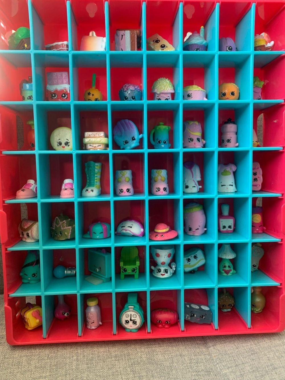 Shopkins Pink Display Case with Turquoise Grid and Assorted Mini Figures